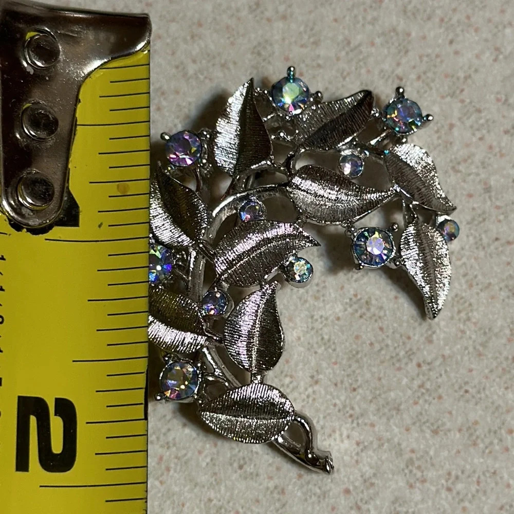Vintage Trifari brushed silver tone rhinestone broach (434)